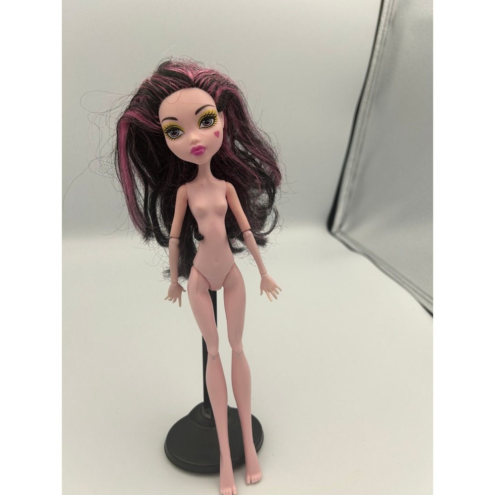 Monster High Creepateria Draculaura fashion doll